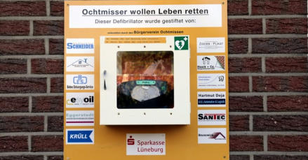 Unser Defibrillator an der Hauswand