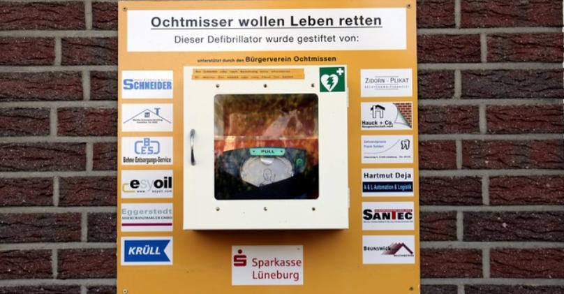 Unser Defibrillator an der Hauswand